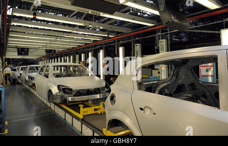 Le vetture Astra vengono assemblate nello stabilimento Vauxhall di proprietà della General Motors a Ellesmere Port, Cheshire, che è stato visitato dal Principe di Galles. Foto Stock