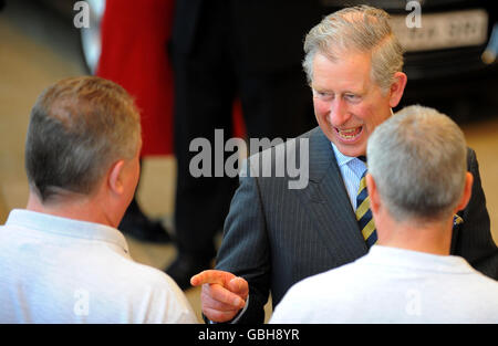 Il Principe del Galles durante la sua visita allo stabilimento Vauxhall Motors di Ellesmere Port, Cheshire. Foto Stock