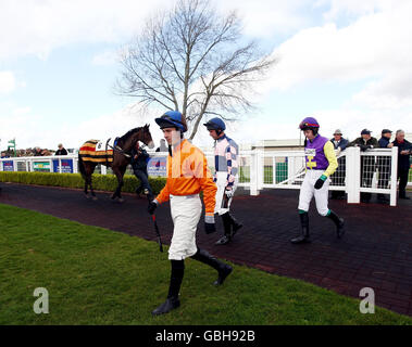 Corse di cavalli - incontro primaverile pomeridiano - Ippodromo di Hereford. Lee Stephens conduce i jockeys per l'ostacolo dei Lindley Catering Novices durante l'incontro pomeridiano di primavera all'ippodromo di Hereford. Foto Stock