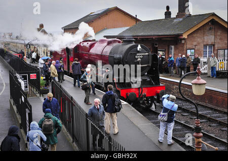 Gli appassionati della ferrovia si riuniscono per scattare foto e ammirare il motore a vapore Royal Scot LMS 6100, recentemente restaurato, alla stazione Bishop di Lydeard il primo giorno di quattro giorni, partecipando al galà a vapore primaverile della West Somerset Railway. Foto Stock