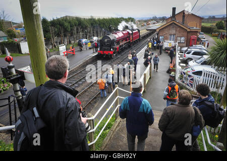 Gli appassionati della ferrovia si riuniscono per scattare foto e ammirare il motore a vapore Royal Scot LMS 6100, recentemente restaurato, alla stazione Bishop di Lydeard il primo giorno di quattro giorni, partecipando al galà a vapore primaverile della West Somerset Railway. Foto Stock