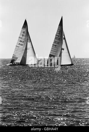 AJAX NEWS FOTO. 23RD SEP 1980. NEWPORT, Rhode Island, Stati Uniti d'America. - Coppa America - AUSTRALIA sentieri dietro di Dennis Conner di libertà in su prima gamba. Foto:JONATHAN EASTLAND/AJAX REF:800923 22 Foto Stock