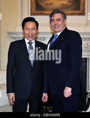 Il presidente sudcoreano Lee Myung-Bak è accolto dal primo ministro britannico Gordon Brown a Downing Street a Londra. Foto Stock