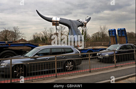 Un modello di coda di balene blu alto 10 m, largo 20 m, commissionato dal National Geographic Channel, La Tail viene trasportata lungo la A40 vicino a Hanger Lane a Londra dopo un incantesimo nella Serpentine a Hyde Park di Londra per celebrare la prima di Blue Whale Odyssey e il lancio del suo nuovo canale, Nat Geo Wild HD. Foto Stock