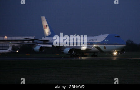 Obama arriva in Gran Bretagna. Air Force One arriva all'aeroporto di Stansted, portando il presidente Obama davanti al vertice del G20 di Londra. Foto Stock