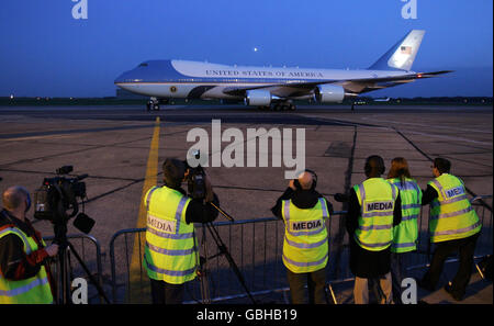 Air Force One arriva all'aeroporto di Stansted, portando il presidente degli Stati Uniti Barack Obama prima del vertice del G20 a Londra. Foto Stock