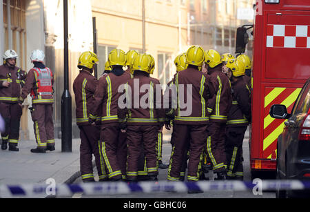 I servizi di emergenza assistono alla scena di un incendio in un blocco di uffici negli edifici di Bream, Chancery Lane, Londra. Foto Stock