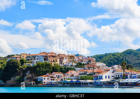 Una vista di Kokkari villaggio con case colorate sulla costa di Samos Island, Grecia Foto Stock