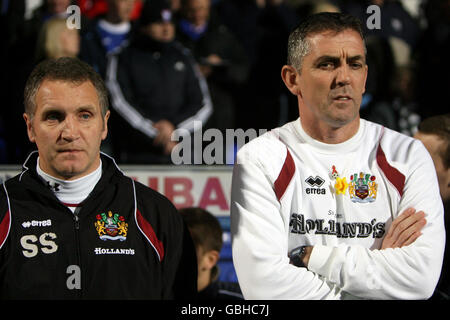 Owen Coyle (a destra) e il suo assistente Sandy Stewart (sinistra) Foto Stock