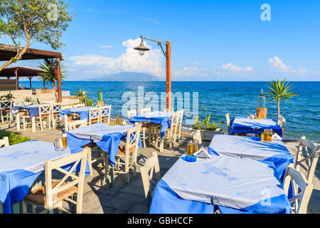 Tavoli con sedie in taverna greca sul mare, Samos Island, Grecia Foto Stock