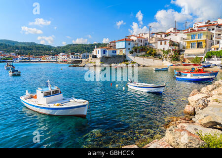 Tipico di colori blu e bianco barca da pesca in Kokkari porta, Samos Island, Grecia Foto Stock