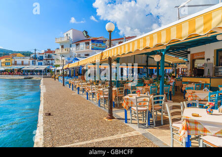 KOKKARI, isola di Samos - Sep 25, 2015: tavoli con sedie in una tradizionale taverna greca in Kokkari cittadina sulla costa di Isola di Samos, G Foto Stock