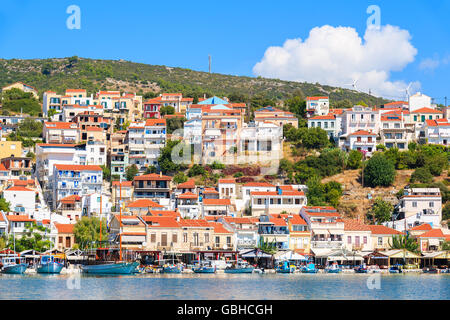 Isola di Samos, Grecia - Set 25, 2015: vista di Pythagorion porto con le sue case colorate costruito sulla collina, Samos Island, Grecia Foto Stock