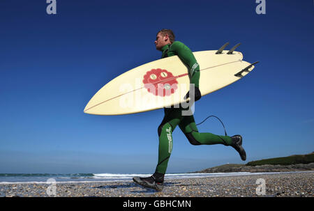 Il campione di surf boarder Mark 'Egor' Harris, di Newquay, tiene una tavola da surf ecologica al largo di Fistral Beach, Newquay. Foto Stock
