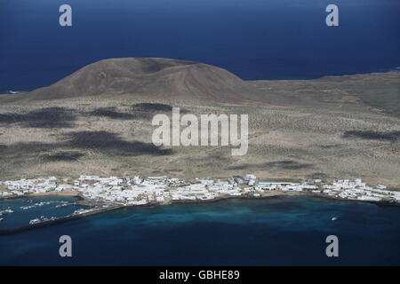 La Isla Graciosa con il villaggio di Caleta del Sebothe dal Mirador del Rio vista sull'isola di Lanzarote sul C Foto Stock