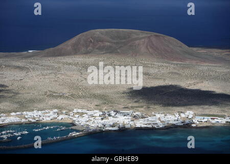 La Isla Graciosa con il villaggio di Caleta del Sebothe dal Mirador del Rio vista sull'isola di Lanzarote sul C Foto Stock