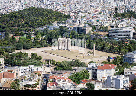 Le rovine dell'antico tempio di Zeus Olimpio ad Atene, Grecia, come si vede dall'Acropoli Foto Stock