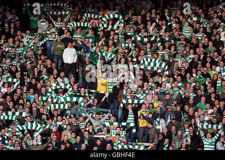 Calcio - la finale della Co-operativa Insurance Cup - Celtic v Rangers - Hampden. I tifosi celtici si acclamano al loro fianco nei supporti Foto Stock