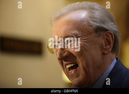 Sir David Frost, che è stato insignito del premio Harvey Lee per i risultati eccezionali, è arrivato per i Broadcasting Press Guild Television and radio Awards, al Theatre Royal nel centro di Londra. Sir David è considerato il "Padre" della satira politica, grazie a spettacoli come "quella era la settimana che era" e "la relazione Frost" della BBC. Ha anche condotto una serie di interviste di alto profilo, tra cui la più importante è stata la sua serie di interviste famose con il presidente americano, Richard Nixon, disgraziato nel 1977. Foto Stock