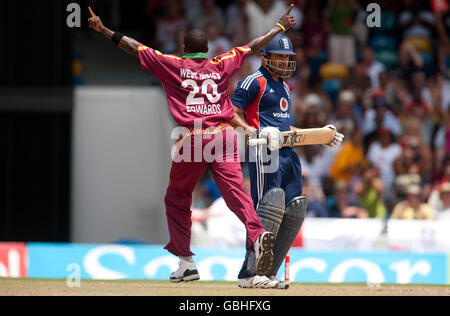 Fidel Edwards delle Indie Occidentali celebra il licenziamento della Ravi Bopara dell'Inghilterra durante la partita di un giorno internazionale al Kensington Oval, Barbados. Foto Stock