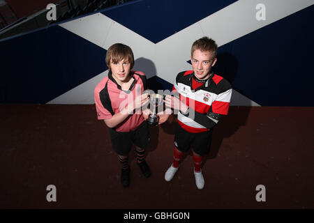 Rugby Union - Anteprima delle finali della National Midi Cup - Murrayfield. Sotto 15 Captains di Ayr e Stirling County posare con la National Midi Cup Foto Stock