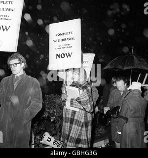 L'attrice Vanessa Redgrave porta con sé un cartello che chiede il ritiro delle truppe americane dal Vietnam mentre si recava all'ambasciata svedese di Londra. Si recavano all'ambasciata svedese "per porgere le congratulazioni all'atteggiamento solidale del governo svedese nel fornire asilo ai giovani oppostenti alla guerra americana e nel riconoscere il governo del Vietnam del Nord". Foto Stock