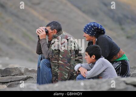 Pastore famiglia Xinaliq nel villaggio di montagna in Azerbaigian Foto Stock