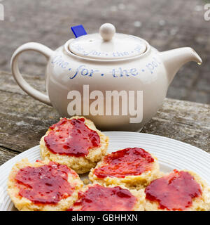 Pomeriggio con marmellata e biscotti Foto Stock