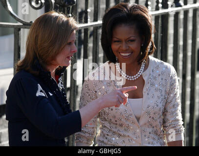 Michelle Obama, moglie del presidente americano Barack Obama, (a destra) è salutata da Sarah Brown, moglie del primo ministro Gordon Brown, al 10 di Downing Street a Londra. Foto Stock