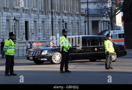 Il presidente DEGLI STATI UNITI Barack Obama e sua moglie Michelle arrivano a 10 Downing Street, Londra, nella Presidential state Car. Foto Stock