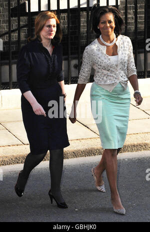 La moglie del primo ministro Sarah Brown (a sinistra) e la First Lady Michelle Obama degli Stati Uniti lasciano Downing Street per visitare il Maggie's Cancer Caring Center presso il Charing Cross Hospital di Hammersmith, a ovest di Londra. Foto Stock