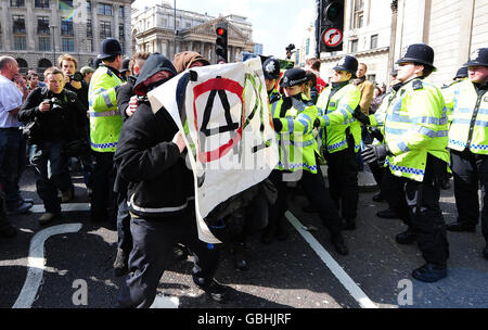 Manifestanti al di fuori della Banca d'Inghilterra, durante le proteste del G20 nel centro di Londra. Foto Stock