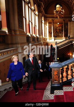 Il Segretario DI Stato AMERICANO Hilary Clinton e il Segretario di Stato britannico David Miliband arrivano per una conferenza stampa tra il primo Ministro britannico Gordon Brown e il Presidente degli Stati Uniti Barack Obama presso l'ufficio degli esteri e del Commonwealth di Londra. Foto Stock
