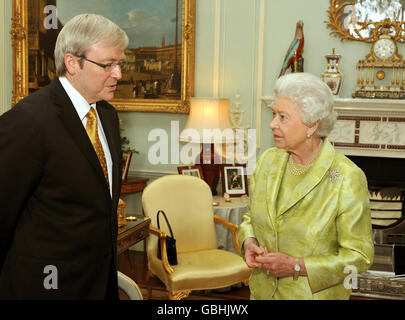 La Regina Elisabetta II della Gran Bretagna scuote con il primo ministro australiano Kevin Rudd durante un'udienza privata a Buckingham Palace. Foto Stock