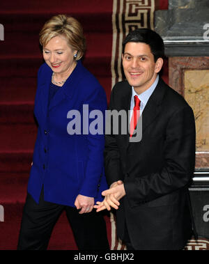 Il Segretario DI Stato AMERICANO Hilary Clinton e il Segretario di Stato britannico David Miliband arrivano per una conferenza stampa tra il primo Ministro britannico Gordon Brown e il Presidente degli Stati Uniti Barack Obama presso l'ufficio degli esteri e del Commonwealth di Londra. Foto Stock