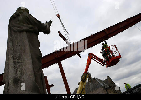 FOTO INDIPENDENTE Workman installare un tetto curvo lungo 44 m durante la costruzione di un nuovo museo nel sito di Glasnevin Cemetry. Foto Stock