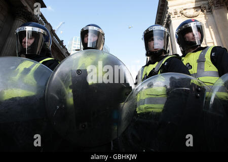 Gli agenti di polizia bloccano una strada durante le proteste fuori dalla Banca d'Inghilterra a Londra in coincidenza con il vertice del G20. Foto Stock