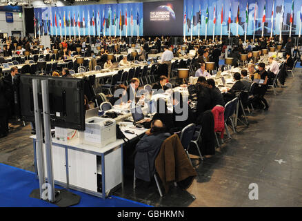 I giornalisti lavorano nel centro conferenze Excel, nella zona est di Londra, dove i leader mondiali sono riuniti per il vertice del G20. Foto Stock