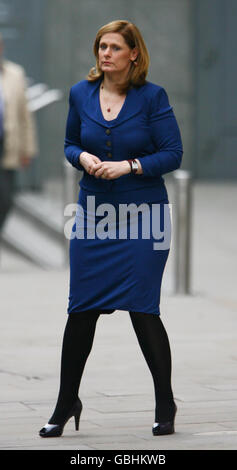La moglie del primo ministro Sarah Brown arriva alla Royal Opera House di Covent Garden a Londra, per ospitare un evento di intrattenimento alla Royal Opera House di Covent Garden, per visitare mogli e partner dei leader del G20. Foto Stock
