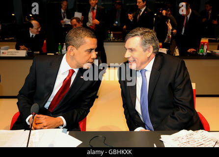 Il presidente DEGLI STATI UNITI Barack Obama parla con il primo ministro britannico Gordon Brown durante la sessione plenaria al vertice del G20 presso l'Excel Centre di East London. Foto Stock