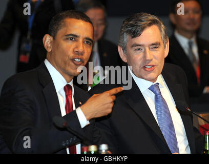 Il presidente DEGLI STATI UNITI Barack Obama parla con il primo ministro britannico Gordon Brown durante la sessione plenaria al vertice del G20 presso l'Excel Centre di East London. Foto Stock