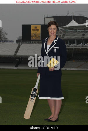 Il Claire Taylor dell'Inghilterra diventa il primo cricket femminile ad essere nominato come uno dei cinque Cricketers dell'anno di Wisden durante una chiamata fotografica nella stanza lunga al campo di cricket del Signore, Londra. Foto Stock