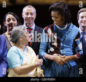 LA prima signora AMERICANA Michelle Obama, a destra, parla con il coniuge del primo ministro indiano Gursharan Kaur, durante una visita alla Royal Opera House, Covent Garden, Londra. Foto Stock