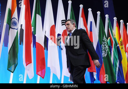Il primo ministro Gordon Brown lascia la scena dopo aver tenuto oggi a Londra una conferenza stampa alla fine del vertice del G20. Foto Stock