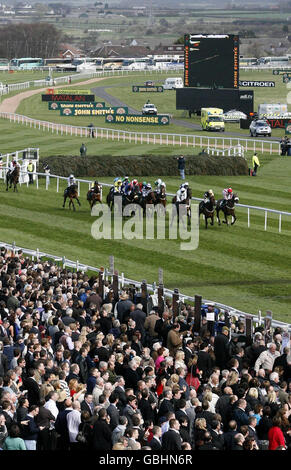 Corse di cavalli - Il 2009 John Smith il Grand National Meeting - Giorno 3 - L'Aintree Racecourse Foto Stock