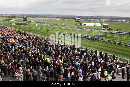 Una vista dei corridori nell'ostacolo dei novizi Mersey di John Smith durante il terzo giorno del Grand National Meeting di John Smith all'Ippodromo di Aintree, Liverpool. Foto Stock