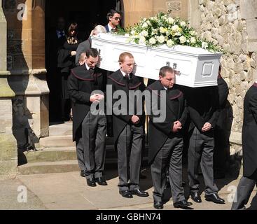Il marito di Jade Goddy Jack Tweed e la madre Jackiey Budden (a sinistra) lasciano il funerale di Jade Goody alla Chiesa di San Giovanni Battista, Essex. Foto Stock