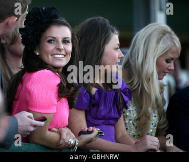 Coleen Rooney guarda il Grand National di John Smith durante il terzo giorno del Grand National Meeting di John Smith all'Ippodromo di Aintree, Liverpool. Foto Stock