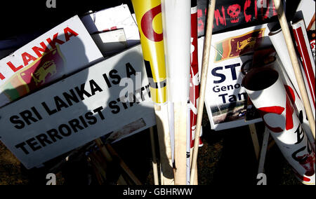 Cartelli appartenenti a manifestanti che prendono parte a una protesta per chiedere un cessate il fuoco immediato in Sri Lanka, a Parliament Square, Westminster, Londra. Foto Stock