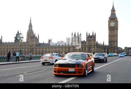 Un convoglio di auto muscolari veloci e furiose attraversa Westminster Bridge nel centro di Londra per celebrare l'uscita del film da Universal Pictures. Foto Stock